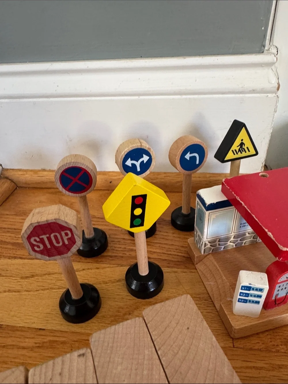 Title: Mixed Wooden Town & Vehicle Lot - Compatible with Thomas Train Tracks